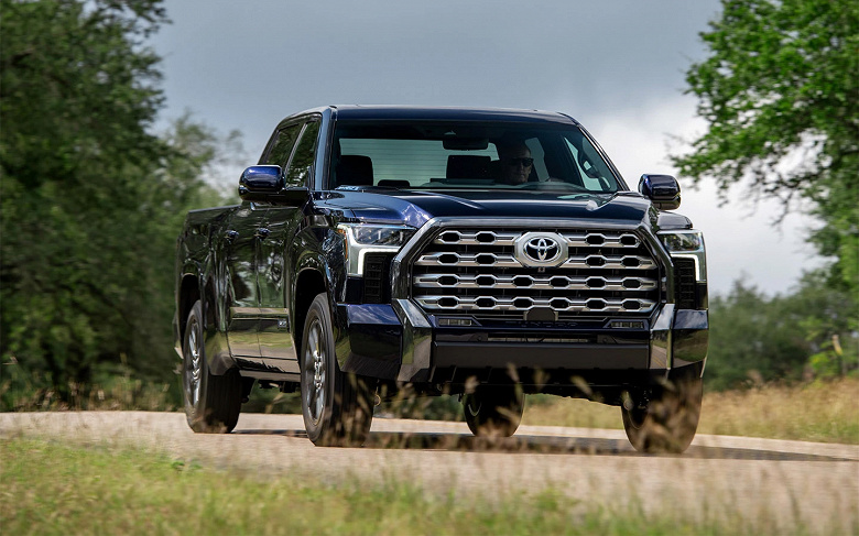 В Россию приехал флагманский японский пикап Toyota Tundra CrewMax с максимально просторным салоном. Ненамного дороже Land Cruiser 300